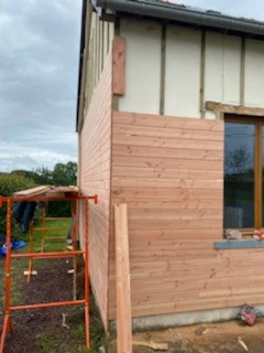 Bardage bois douglas sur maison traditionnelle