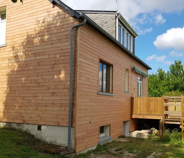 Bardage bois douglas sur maison traditionnelle