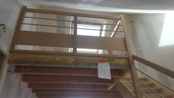 Création d'un plancher mézzanine et pose d'un escalier avec garde corps