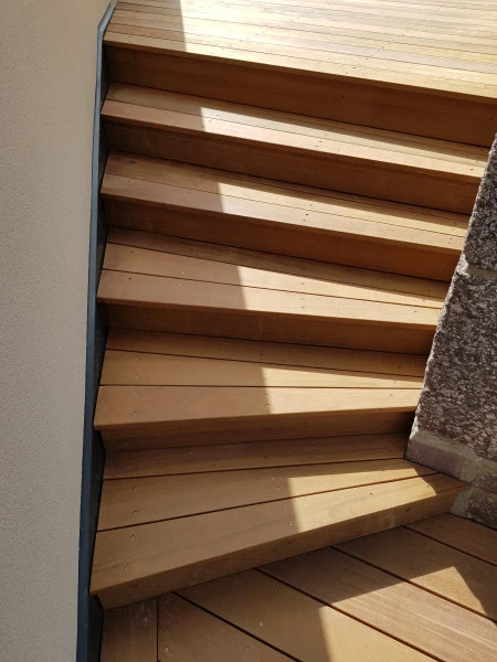 Habillage escalier béton en lame de terrasse (après)
