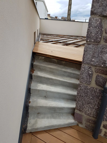 Habillage escalier béton en lame de terrasse (avant)