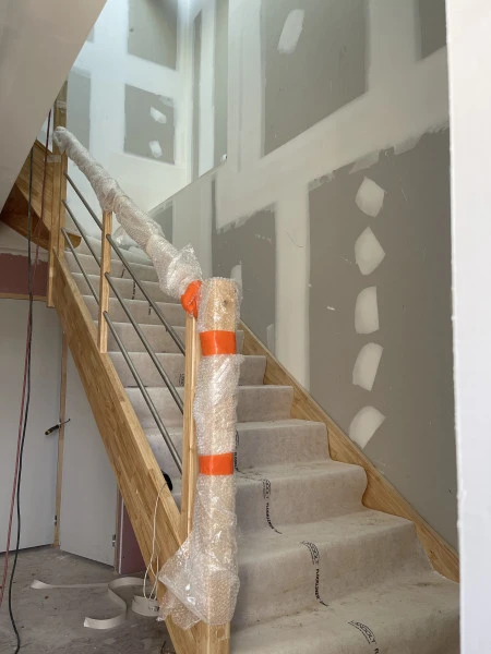 Pose d'escalier pour accès à un futur appartement