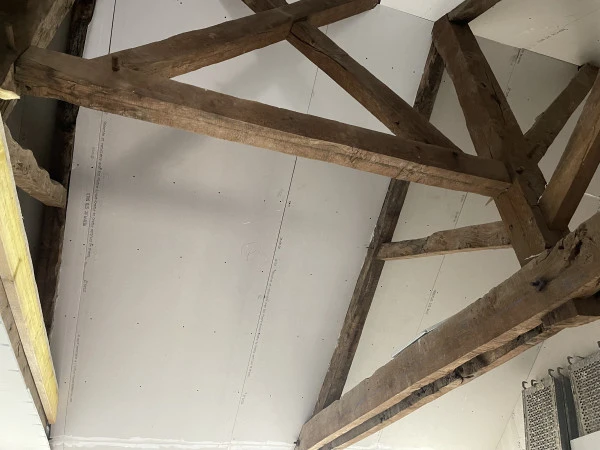 Création de plafond en gardant les poutres apparentes