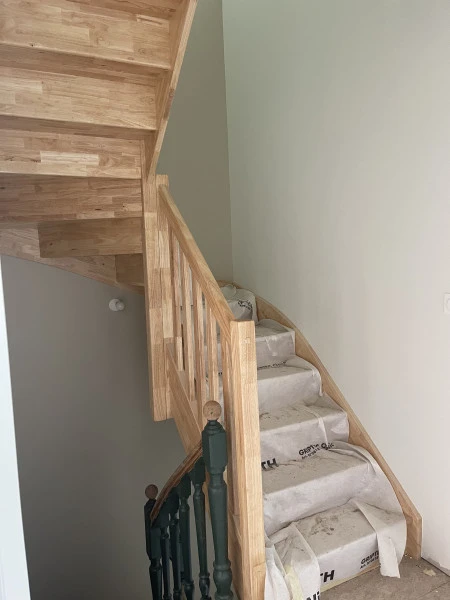 Pose d'escalier dans une maison