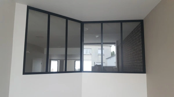 Pose d'une verrière d'angle type atelier 