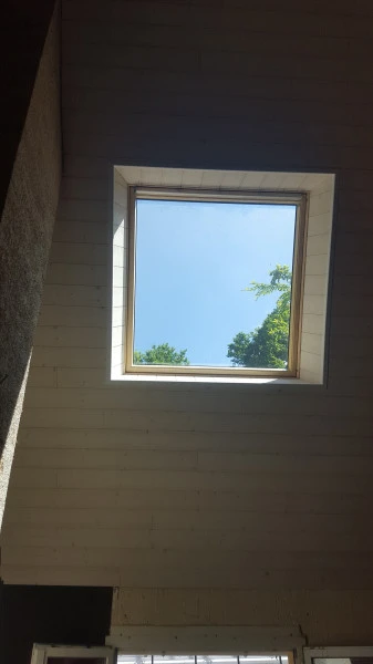 Pose de lambris sur rampant de toiture avec velux